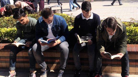 Yunus Çiloğlu MTAL Öğrencileri Bulvarda Kitap Okudular