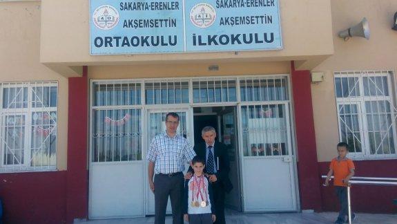 Akşemsettin İlkokulu´nun Gururu Yüzme Şampiyonu Özgür Kayra Demirtaş