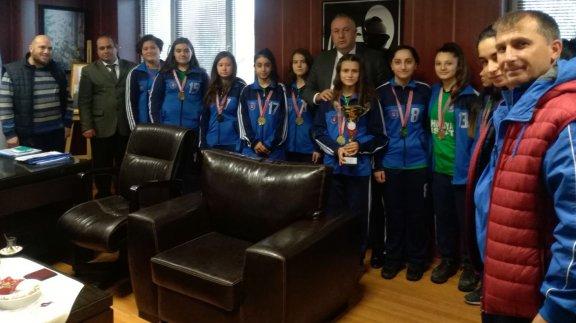 Yeşiltepe Ortaokulu Kız Futbol Takımı Şampiyon Oldu!