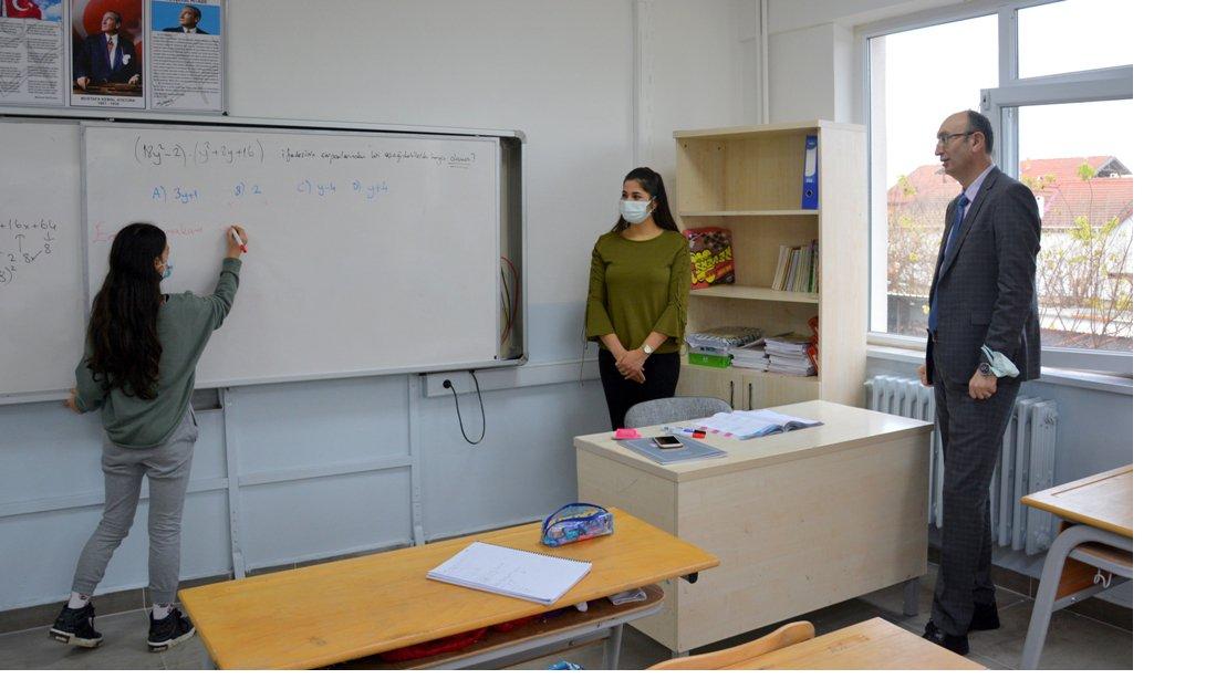 Kaymakamımız Sayın Günhan Yazar, Mehmet Gölhan Ortaokulunu ziyaret etti.